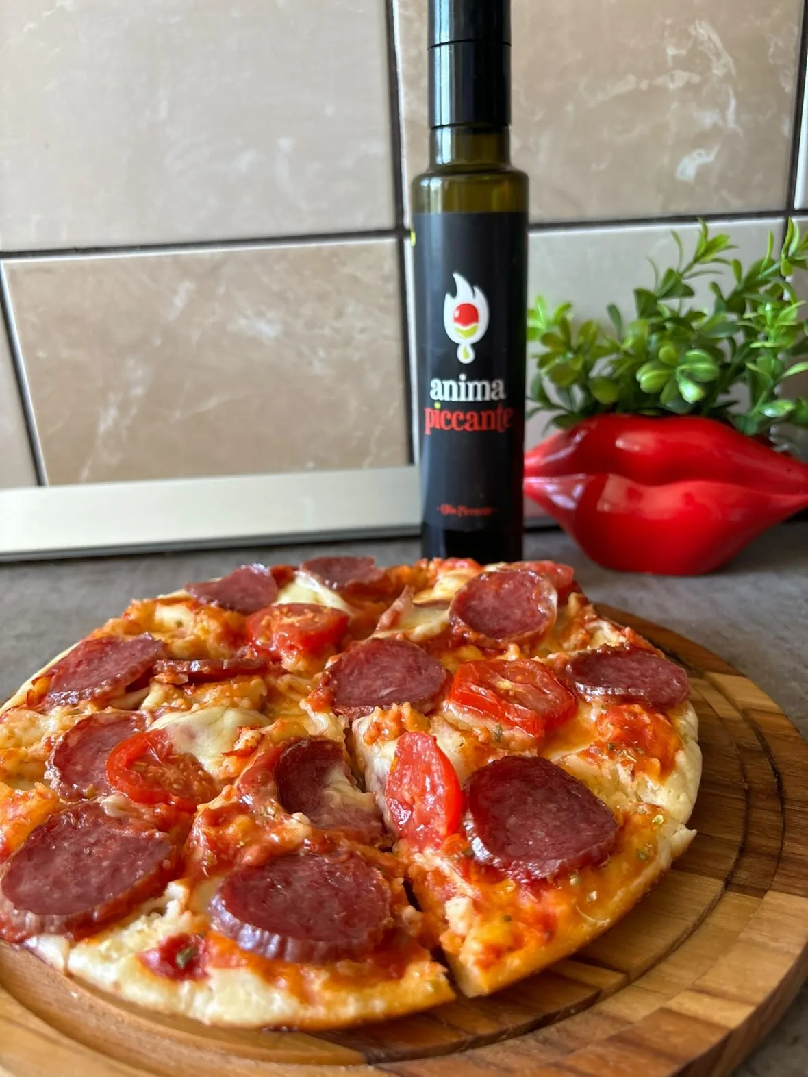 Pizza Artizanală Picantă cu Salam